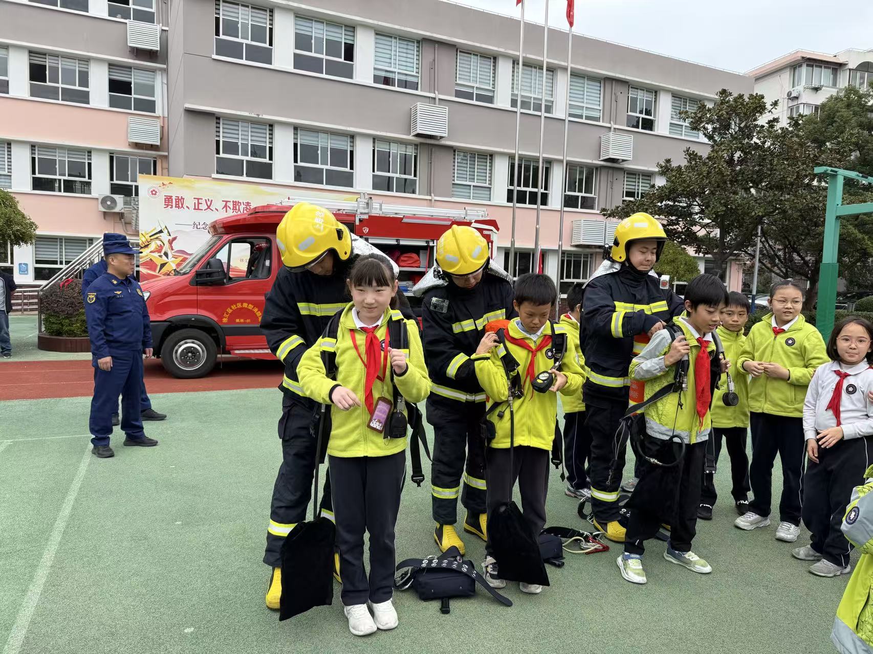 1762311692310095.jpg 穿消防服.jpg